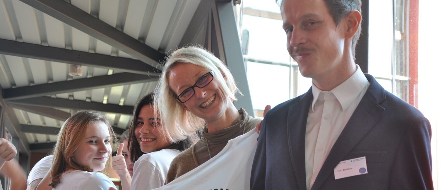 Die Sch&uuml;ler mit ihrem Lehrer und dem BO-Team pr&auml;sentieren ihr eigenes T-Shirt 2019.