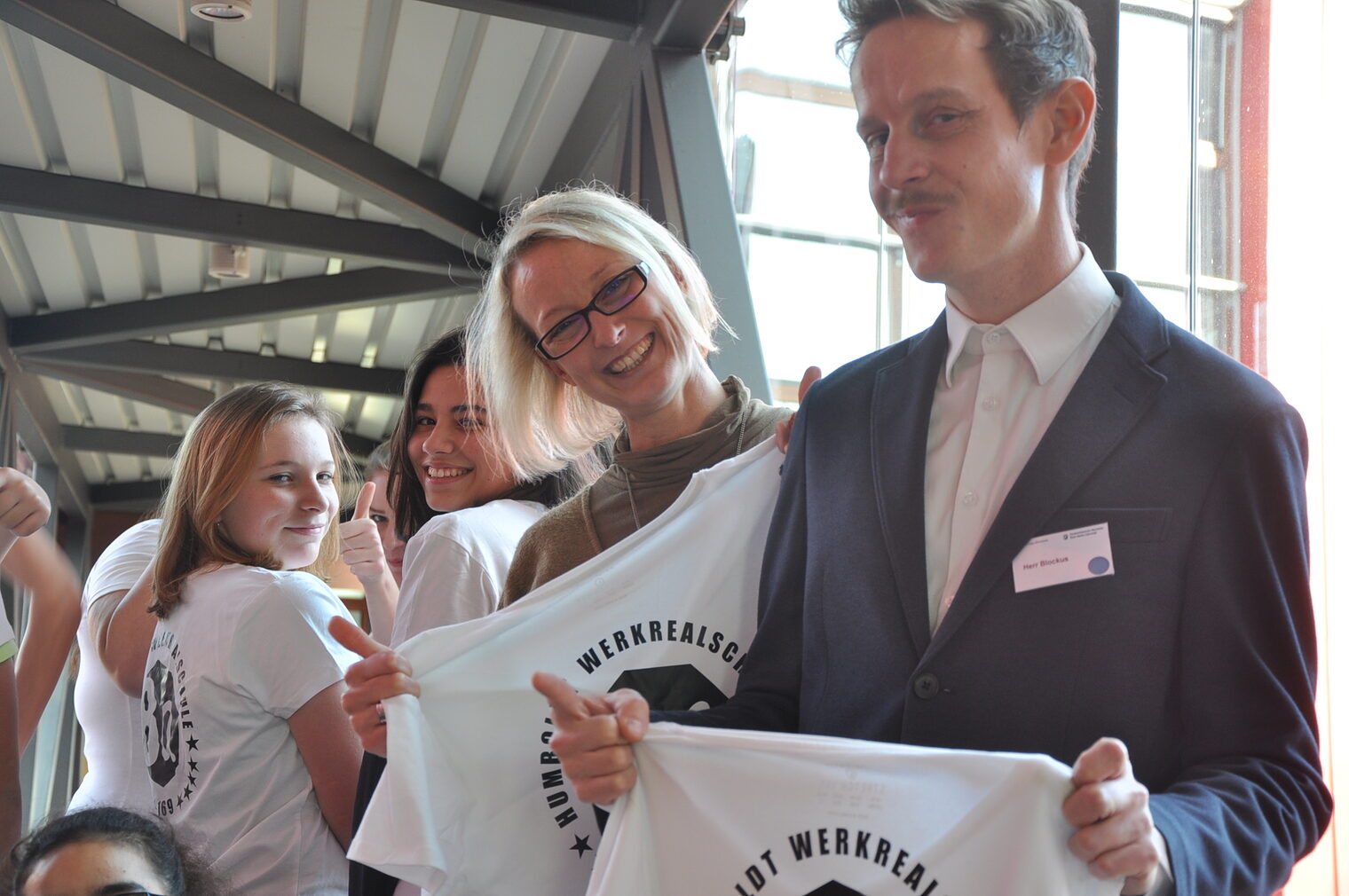Die Schüler mit ihrem Lehrer und dem BO-Team präsentieren ihr eigenes T-Shirt 2019.