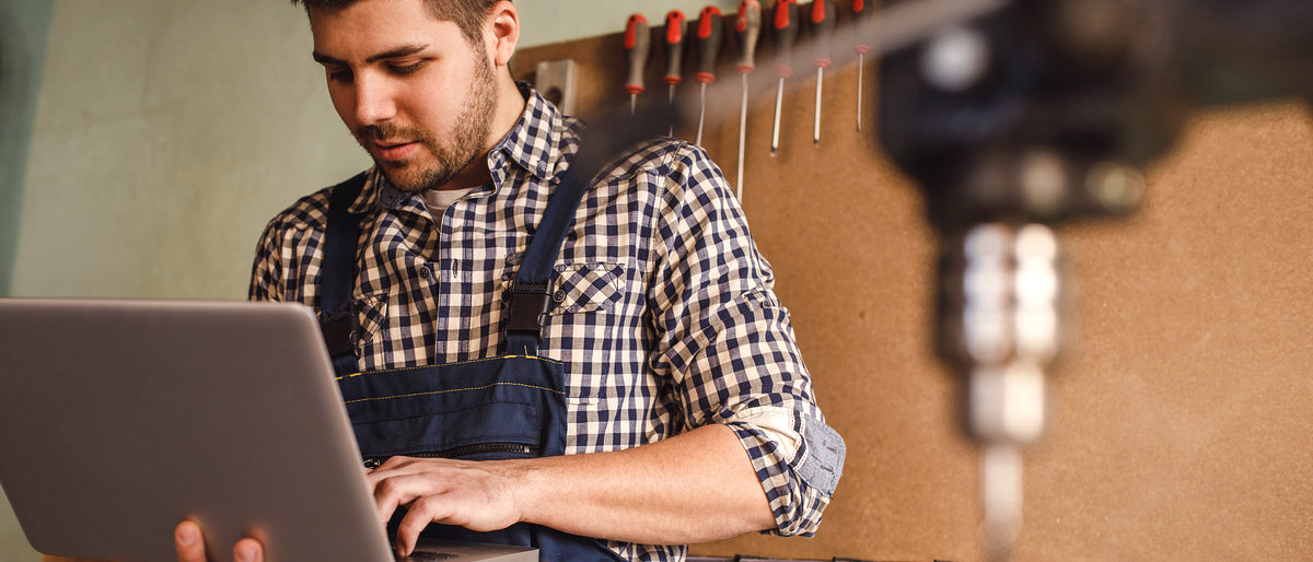 ©bernardbodo - stock.adobe.com Shot of a handsome carpenter using laptop while working in the workshop. Schlagwort(e): laptop, workshop, carpenter, professional, occupation, industry, carpentry, wood, business, craftsman, handyman, woodwork, hammer, skill, wooden, equipment, technology, computer, internet, man, people, worker, tool, job, timber, work, craft, tools, construction, working, design, expertise, adult, research, handmade, ability, protective, plan, lifestyle, talent, skilled, young, activity, handicraft, woodworker, browse, workman, looking, laptop, workshop, carpenter, professional, occupation, industry, carpentry, wood, business, craftsman, handyman, woodwork, hammer, skill, wooden, equipment, technology, computer, internet, man, people, worker, tool, job, timber, work, craft, tools, construction, working, design, expertise, adult, research, handmade, ability, protective, plan, lifestyle, talent, skilled, young, activity, handicraft, woodworker, browse, workman, looking
