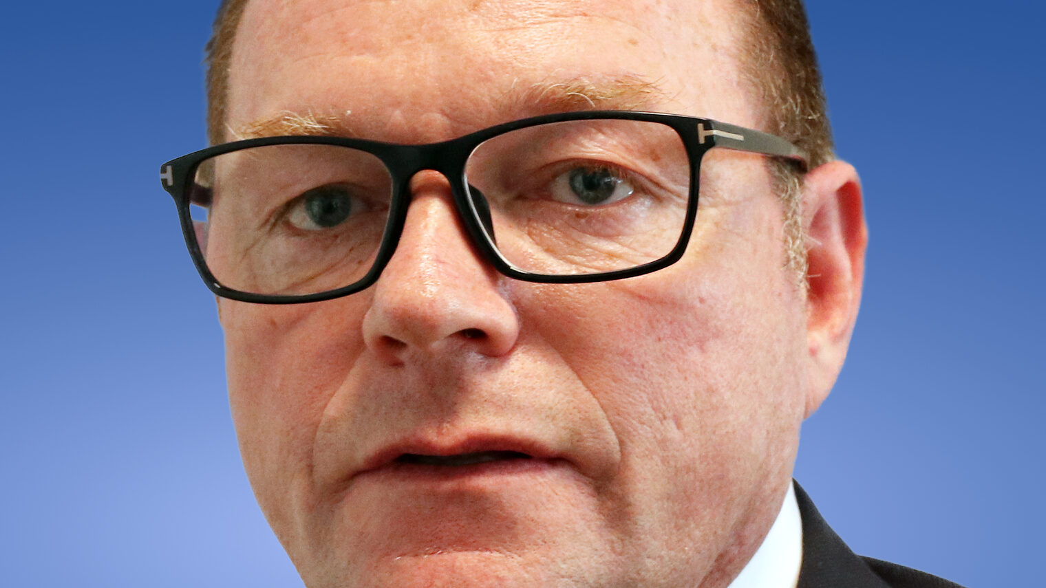 Präsident Klaus Hofmann mit roter Krawatte und Brille