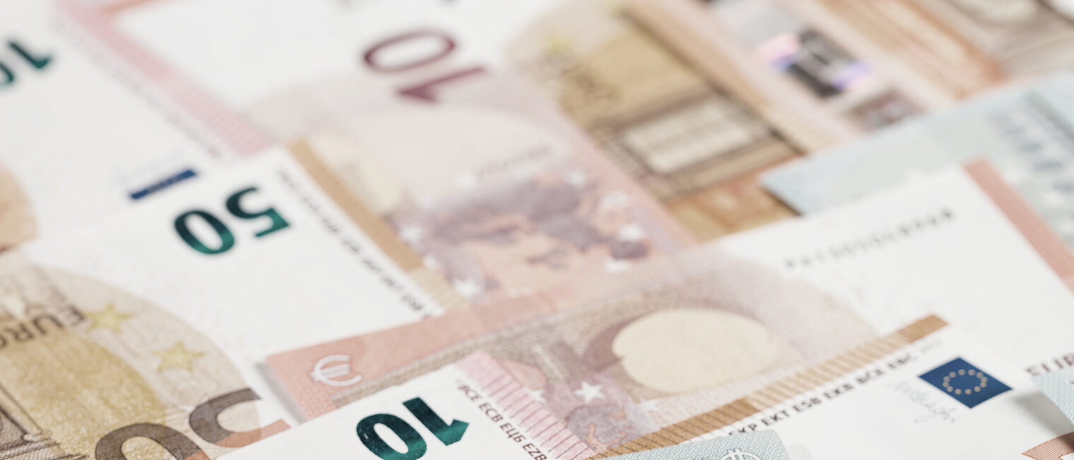 Viele Euroscheine in unterschiedlicher Währung