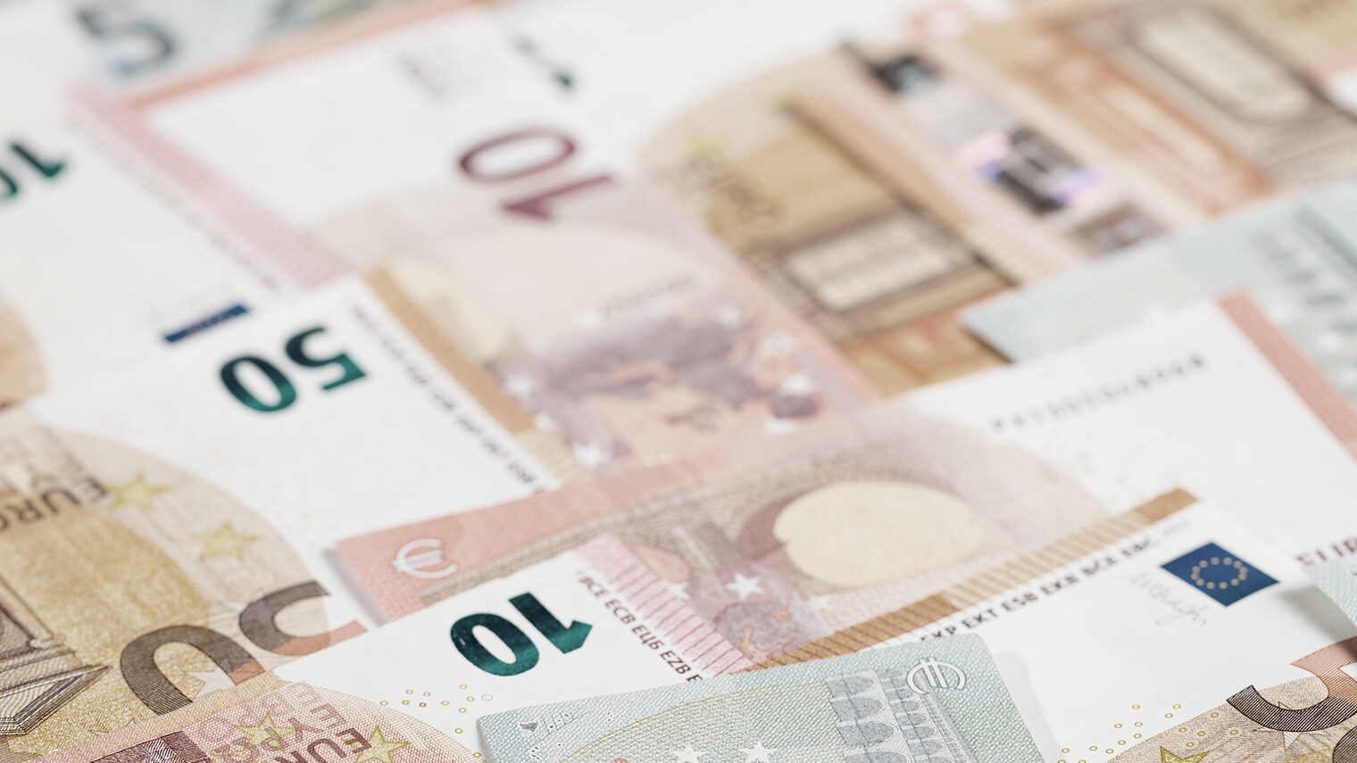 Viele Euroscheine in unterschiedlicher Währung