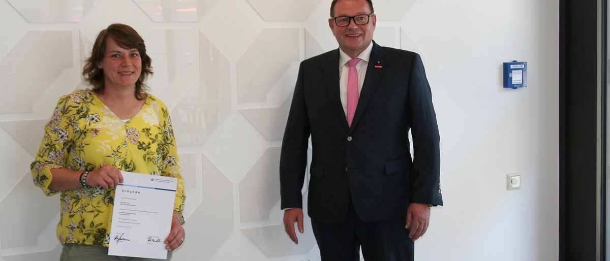 Unter Corona-Bedingungen erhielt Christiane Frey (links) aus den Händen von Kammerpräsident Klaus Hofmann ihre Bestellungsurkunde.©Handwerkskammer Unter Corona-Bedingungen erhielt Christiane Frey (links) aus den Händen von Kammerpräsident Klaus Hofmann ihre Bestellungsurkunde.©Handwerkskammer