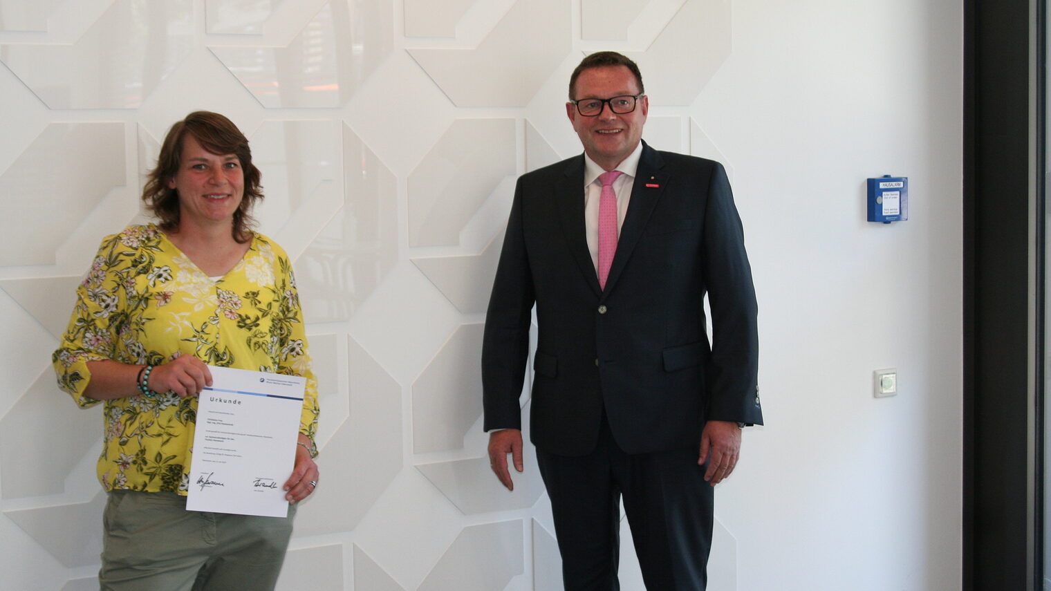 Unter Corona-Bedingungen erhielt Christiane Frey (links) aus den Händen von Kammerpräsident Klaus Hofmann ihre Bestellungsurkunde.©Handwerkskammer