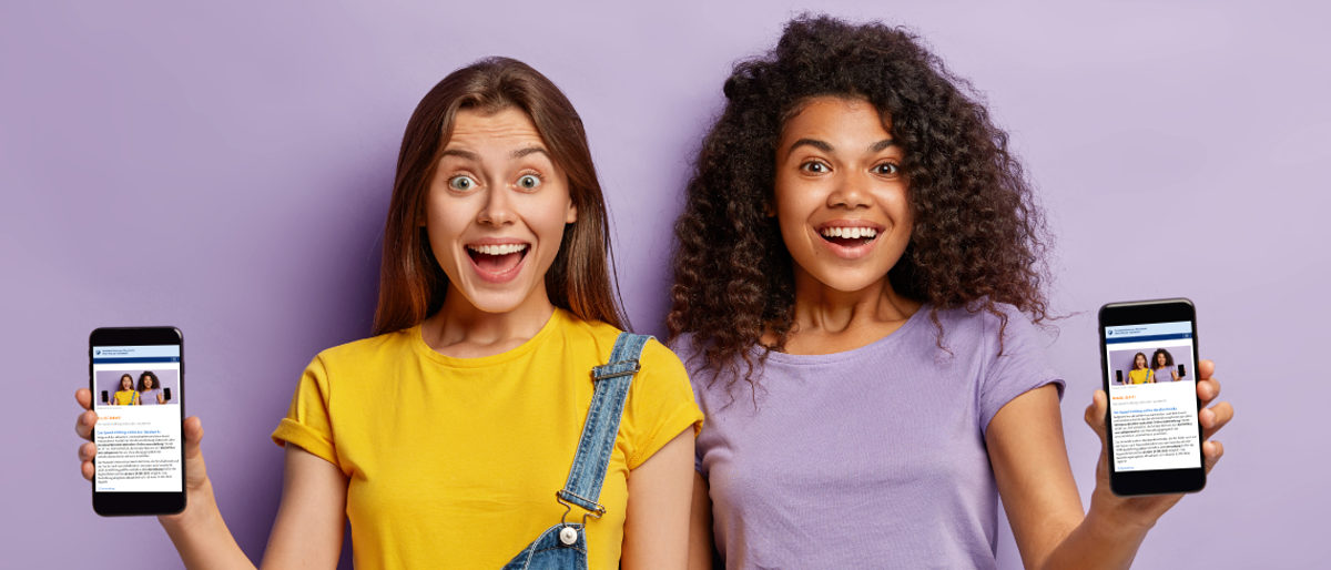 Digitale Berufsorientierung zwei Mädchen freuen sich über das Anzeigebild Ihrer Handys zum Thema digitale Berufsorientierung und halten es in die Kamera.