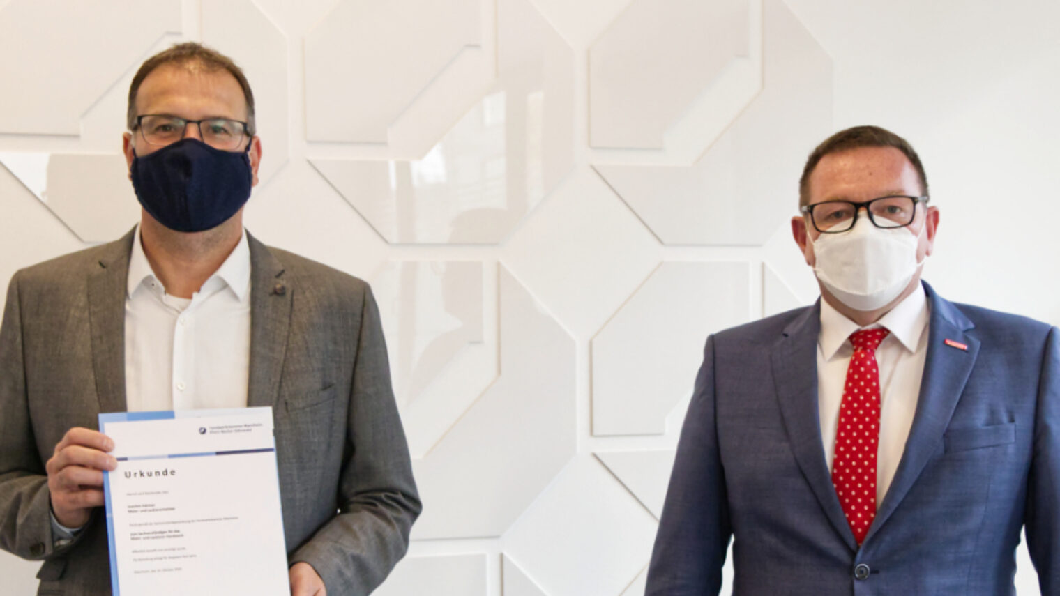 Unter Corona-Bedingungen erhielt Joachim Gärtner (links) aus den Händen von Kammerpräsident Klaus Hofmann seine Bestellungsurkunde.©Handwerkskammer