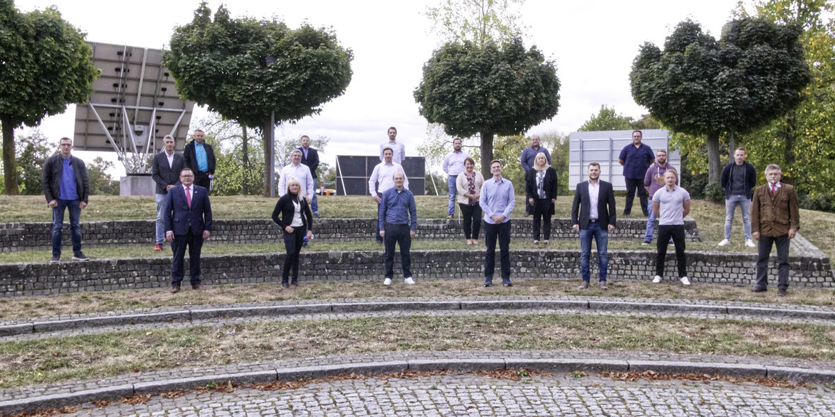 Die erfolgreichen Betriebswirte stellten sich mit Kammerpräsident Klaus Hofmann (vorne links) und Hans-Fred Herwehe, Leiter der Bildungsakademie und stellvertretender Hauptgeschäftsführer (rechts), dem Fotografen.©Handwerkskammer Die erfolgreichen Betriebswirte stellten sich mit Kammerpräsident Klaus Hofmann (vorne links) und Hans-Fred Herwehe, Leiter der Bildungsakademie und stellvertretender Hauptgeschäftsführer (rechts), dem Fotografen.©Handwerkskammer