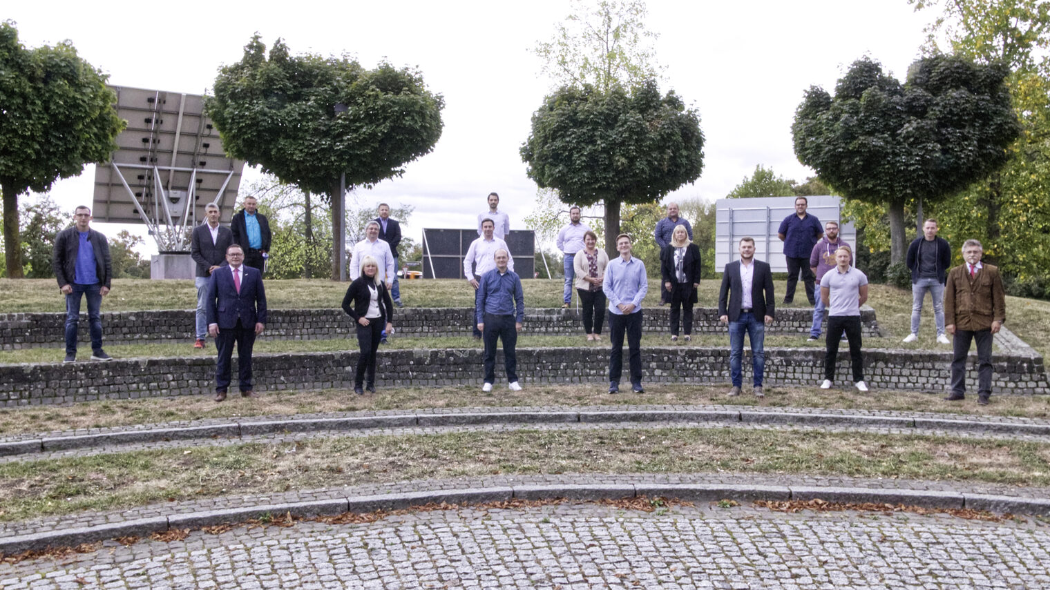 Die erfolgreichen Betriebswirte stellten sich mit Kammerpräsident Klaus Hofmann (vorne links) und Hans-Fred Herwehe, Leiter der Bildungsakademie und stellvertretender Hauptgeschäftsführer (rechts), dem Fotografen.©Handwerkskammer