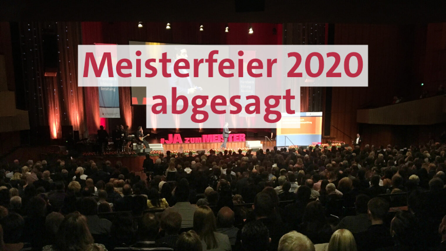 Mitten im Mozartsaal Schriftzug in rot mit weißen Hintergrund: Meisterfeier 2020 abgesagt 