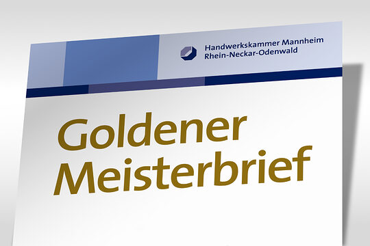 Obere Hälfte vom Meisterbrief zu sehen mit dem Logo der Handwerkskammer und mit der Aufschrift: Goldener Meisterbrief in der Farbe Gold