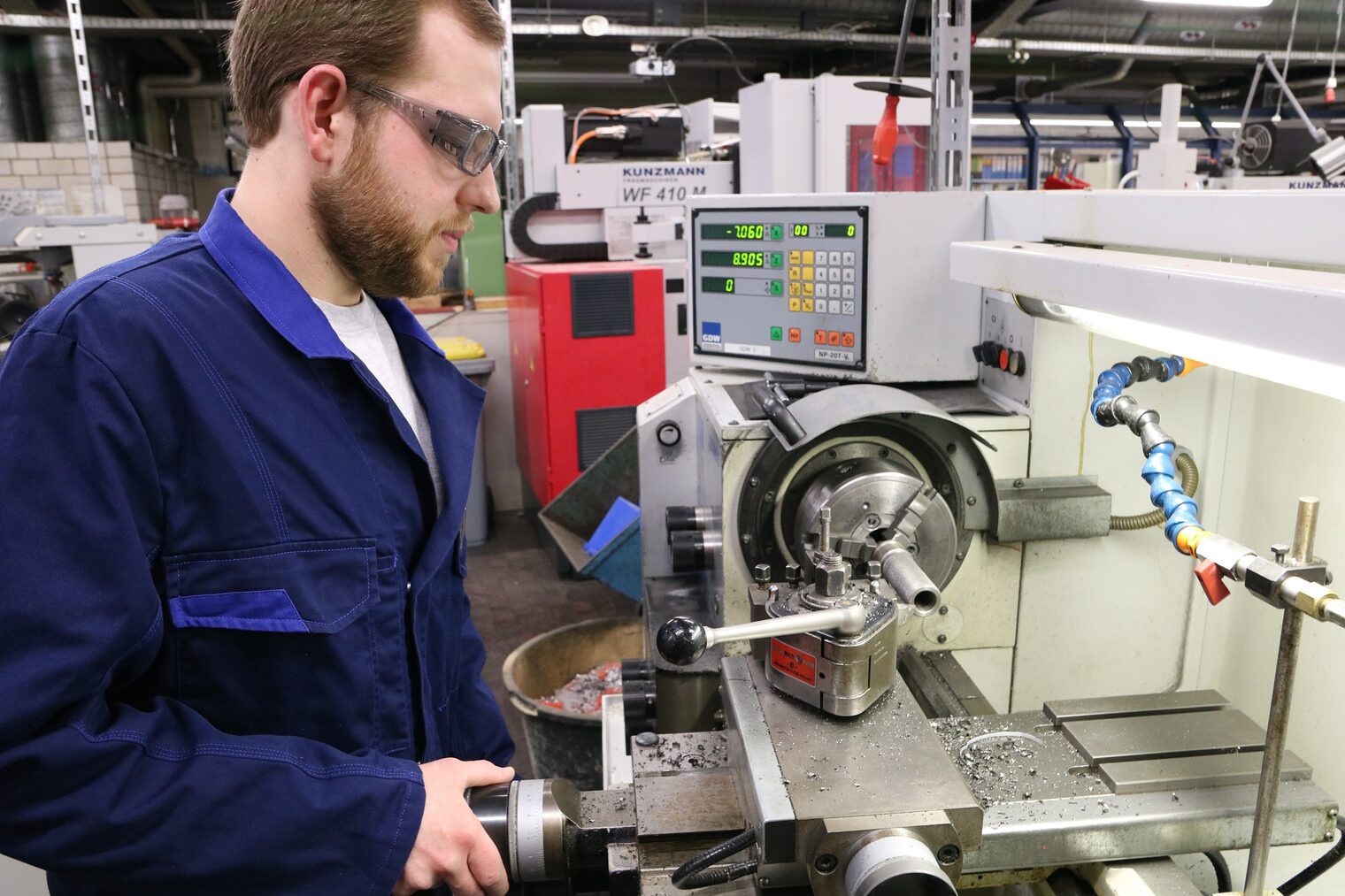 Feinwerkmechanikermeister an einer Fräsmaschine