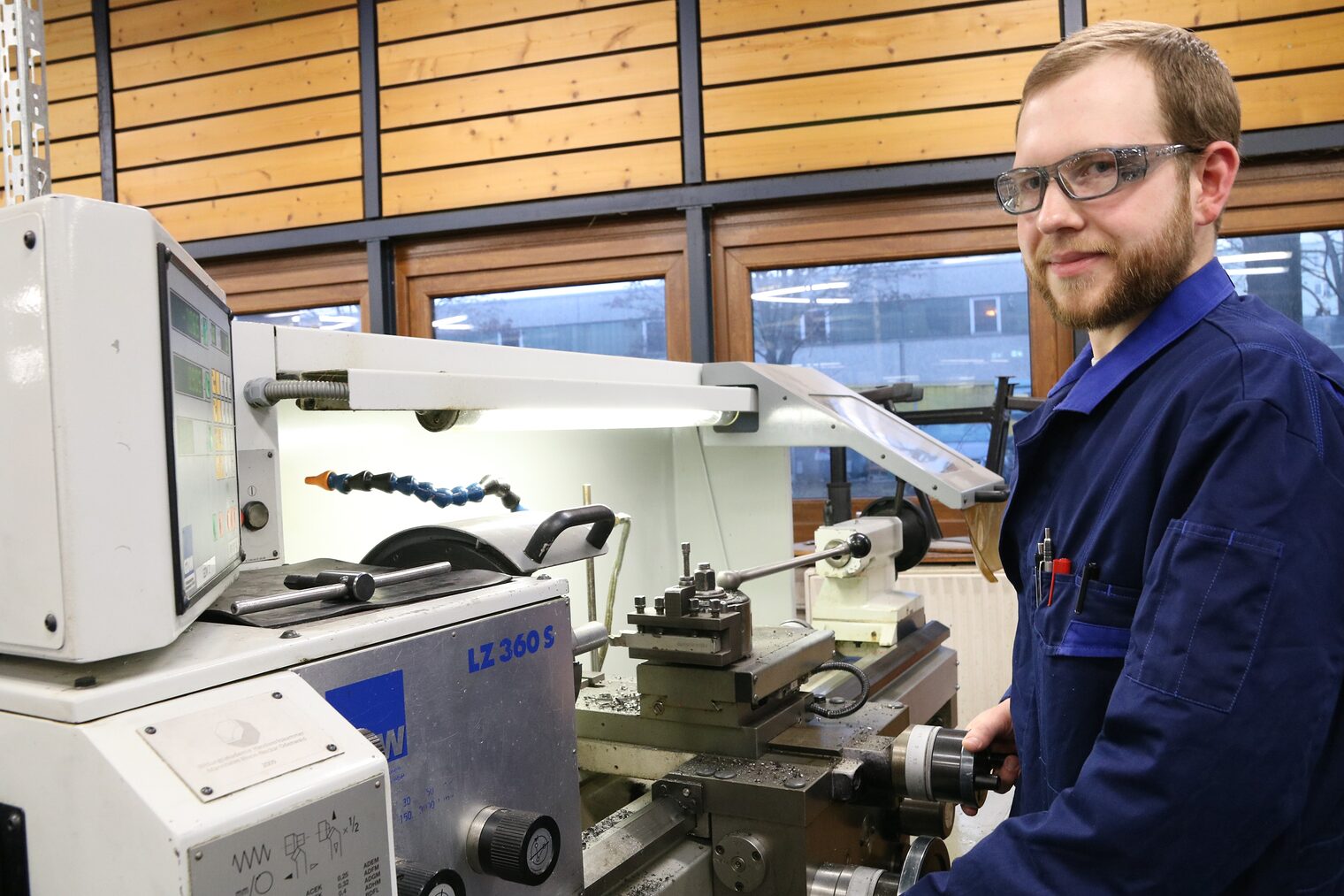 Feinwerkmechanikermeister an einer Drehmaschine