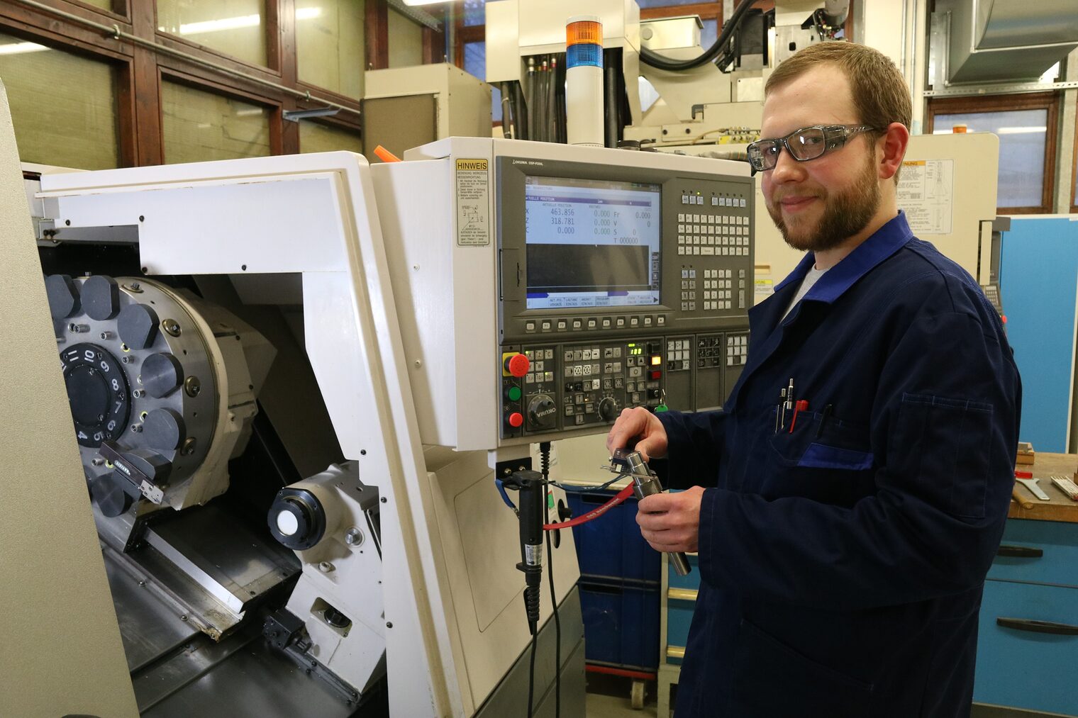 Feinwerkmechanikermeister an einer CNC-Fräsmaschine