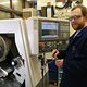 Feinwerkmechanikermeister an einer CNC-Fräsmaschine