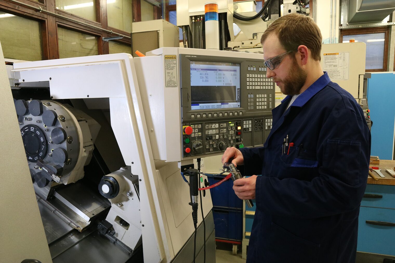 Feinwerkmechanikermeister an einer CNC-Maschine.