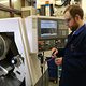 Feinwerkmechanikermeister an einer CNC-Maschine.