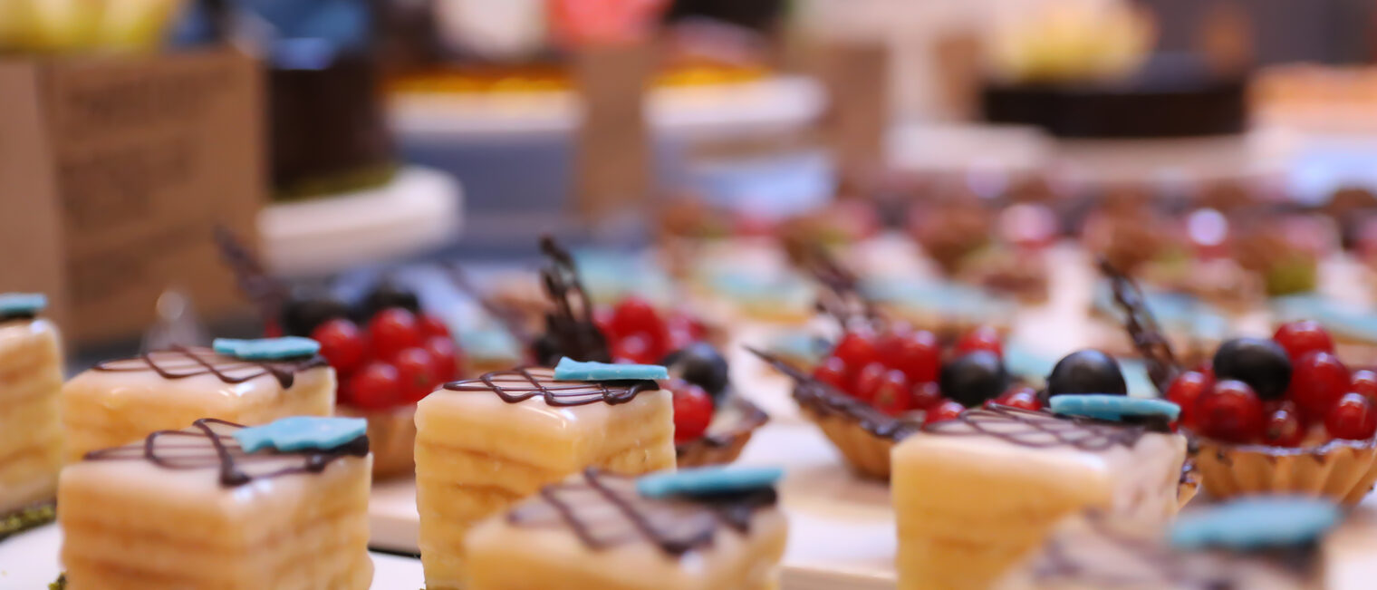 Erzeugnisse der Meisterprüfung im Konditoren-Handwerk - Großaufnahme einiger Petits Fours