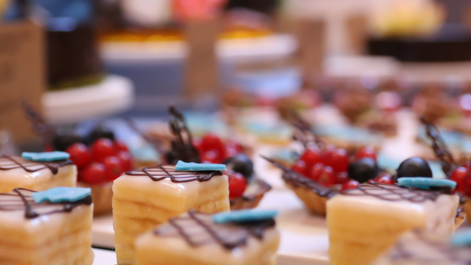 Erzeugnisse der Meisterprüfung im Konditoren-Handwerk - Großaufnahme einiger Petits Fours