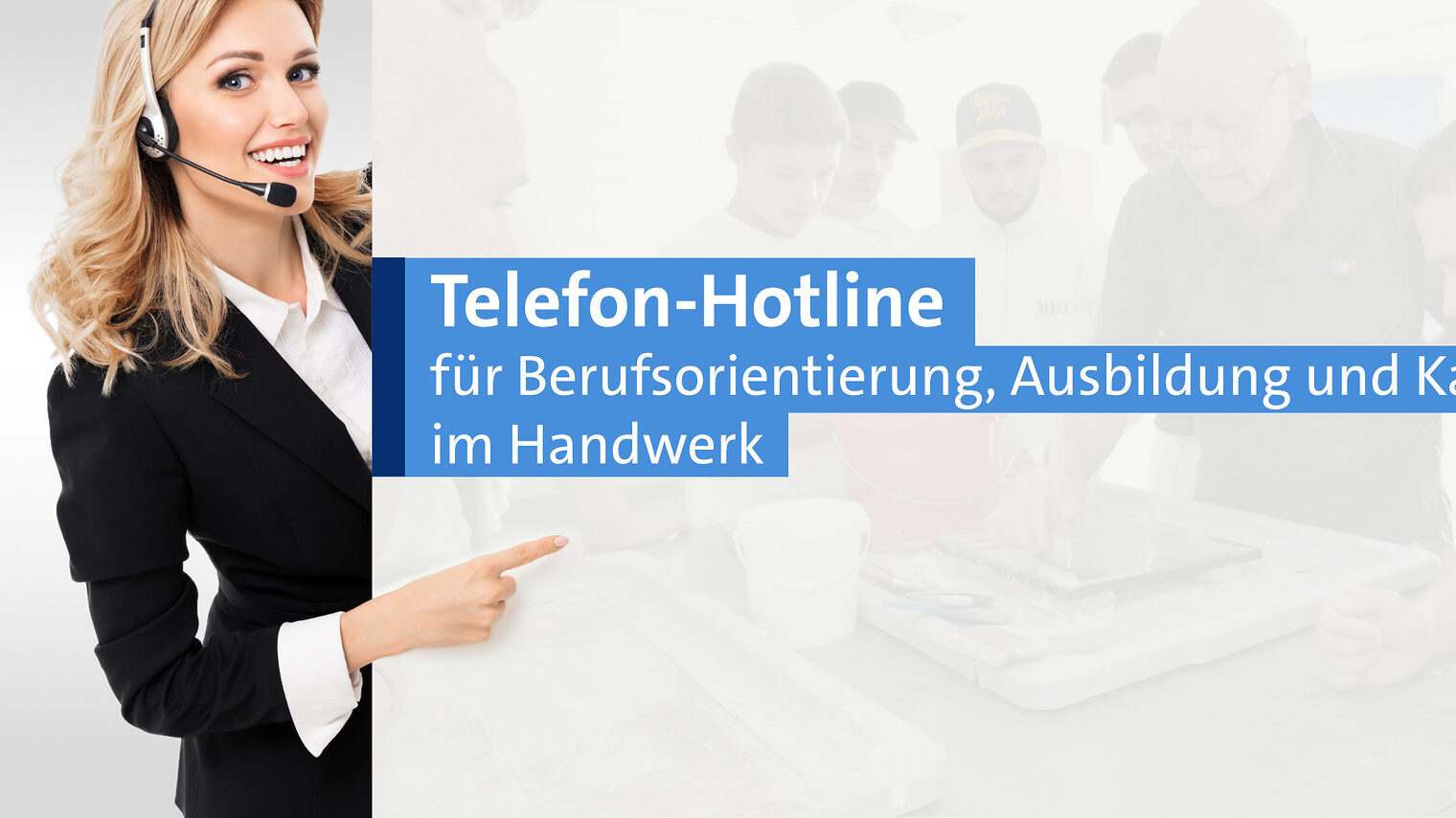 Frau mit blonden langen Haaren; schwarzer Blaser mit weißen Bluse und Headset auf dem Kopf mit dem Spruch Telefon-Hotline für Berufsorientierung, Ausbildung und Karriere im Handwerk