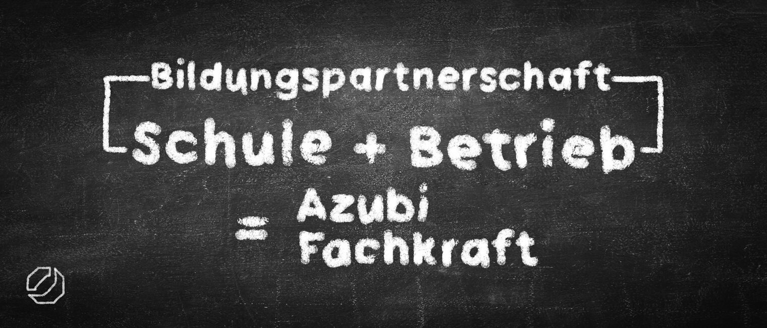 Schwarze Tafel auf der mit weißer Kreide Bildungspartnerschaften symbolisch dargestellt sind: Schule+Betrieb=Azubi Fachkraft