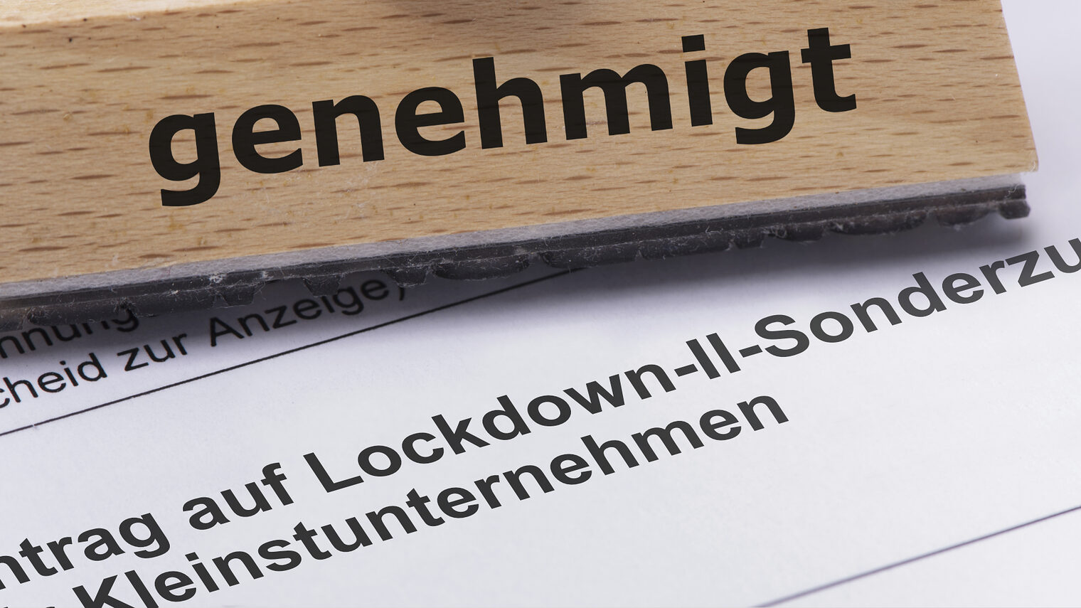 Text: Lockdown-II-Sonderzuschuss mit Stempel genehmigt