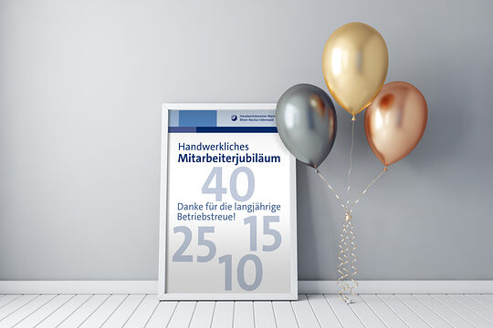 Ein Bilderrahmen mit den Zahlen 10, 15, 25, 40 und dem Titel: Handwerkliches Mitarbeiterjubiläum und Luftballons in Farben Bronze, Silber und Gold