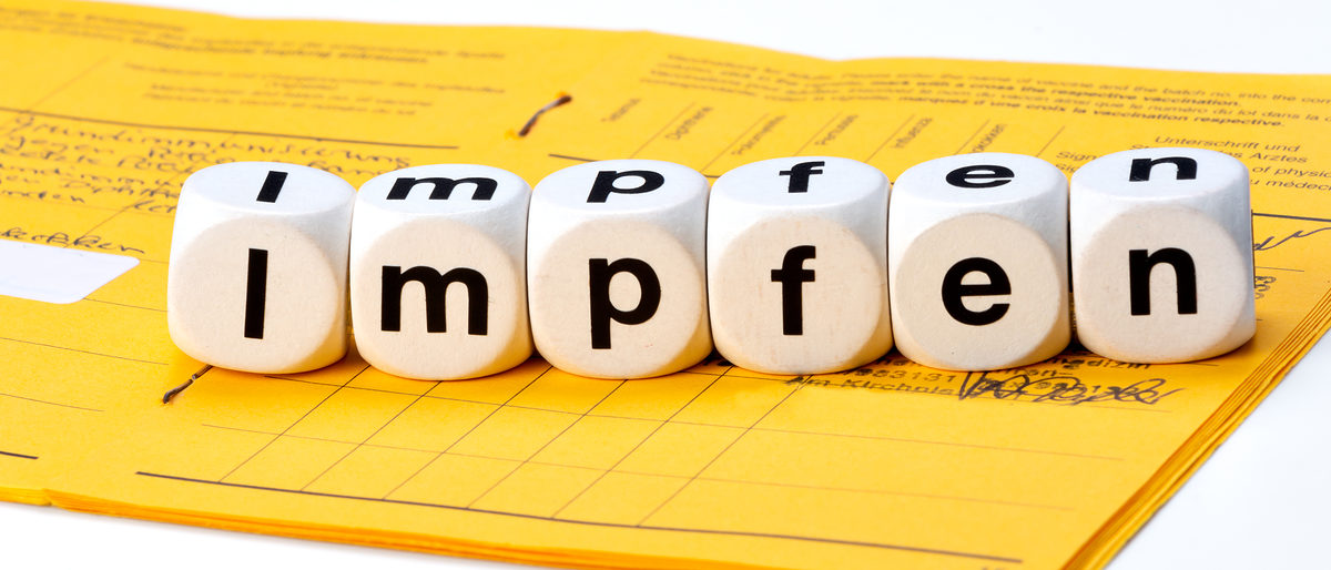 Spritze mit Impfstoff auf Internationalen Impfpass. Impfen geschrieben mit würfeln. Schlagwort(e): impfen, Spritze, medikament, würfel, grippe, impfung, impfstoff, medizin, gesundheit, schützen, schutz, epidemie, schutzimpfung, Masern, serum, Impfpass, tetanus, FSME, hepatitis, doktor, gelbfieber, vorsorge, immun, forschung, reisen, infektion, prävention, pandemie, dokument, virus, nachweis, pocken, impfpass, impfstoff, impfen, spritze, medikament, würfel, grippe, impfung, medizin, gesundheit, schützen, schutz, epidemie, schutzimpfung, masern, serum, tetanus, fsme, hepatitis, doktor, gelbfieber, vorsorge, immun, forschung, reisen, infektion, prävention, pandemie, dokument, virus, nachweis, pocken
