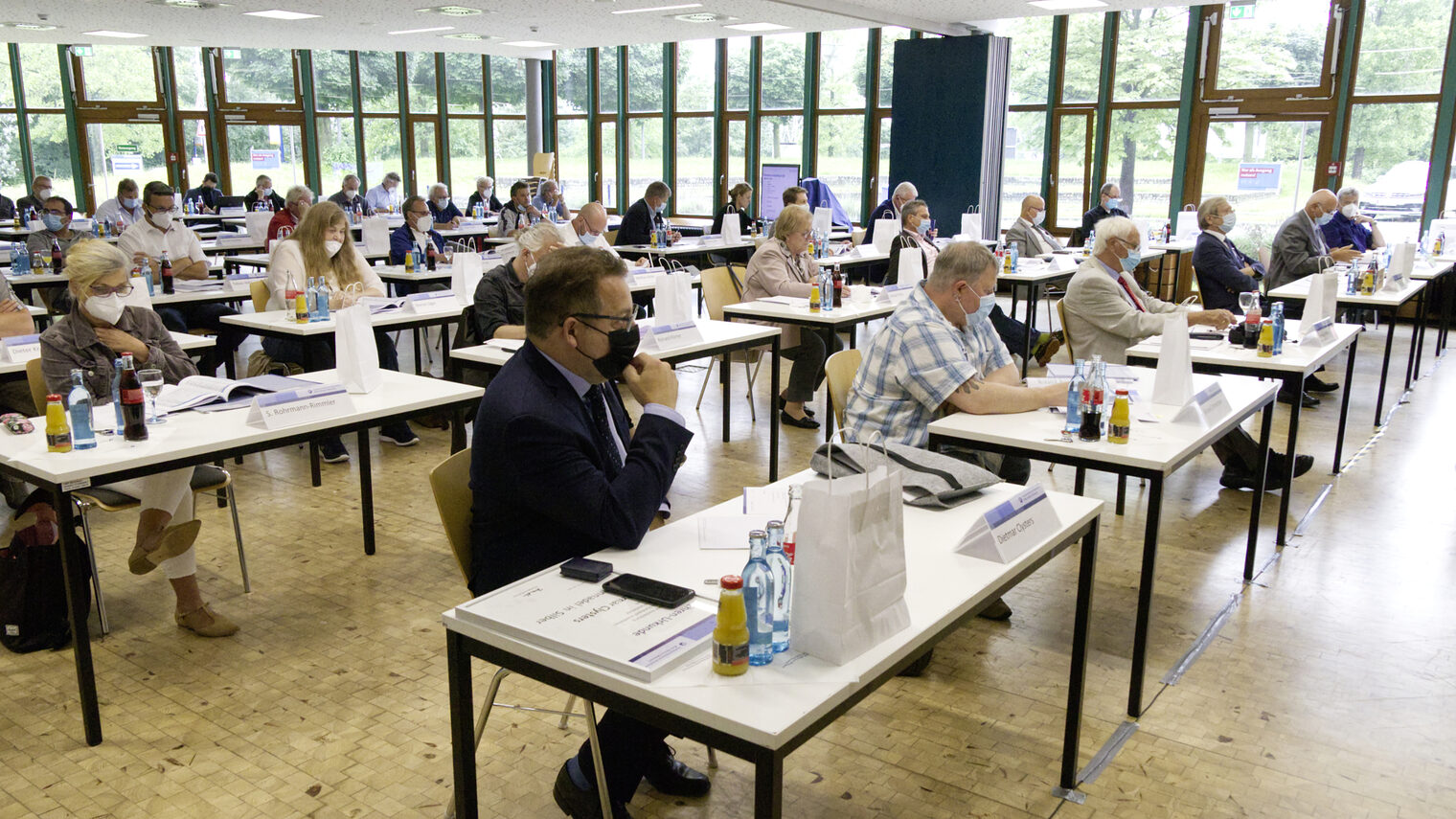 Sitzungssaal: Jedes Mitglied hat einen eigenen Tisch. 