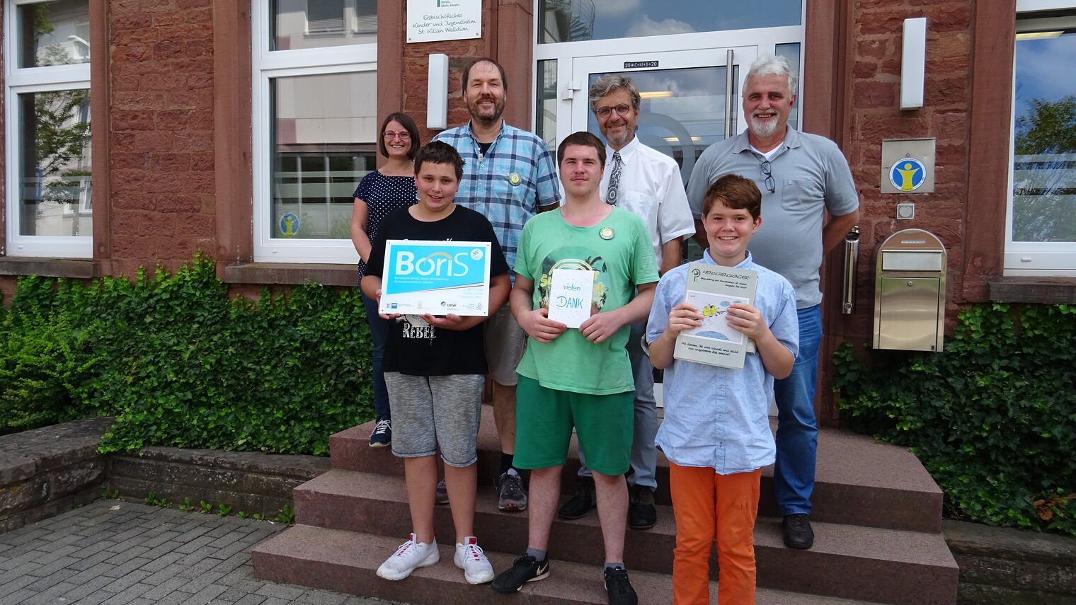 Nardini Schule_Walldürn | Das Team der Berufsorientierung der Nardini-Schule in Walldürn zusammen mit drei Schülern und dem BoriS-Berufswahlsiegel. 