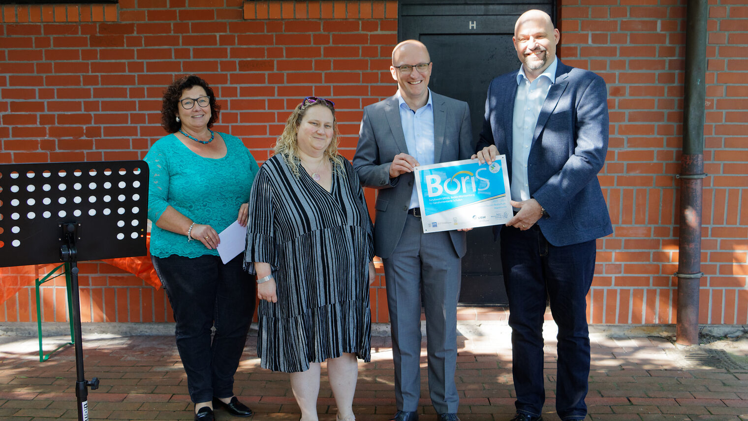 Boris 2021 Konrad Duden Realschule Mannheim; Geschäftsbereichsleiterin Claudia Orth übergibt das Boris-Berufswahl-Siegel Baden-Württemberg an das Team der Konrad Duden Realschule Mannheim 