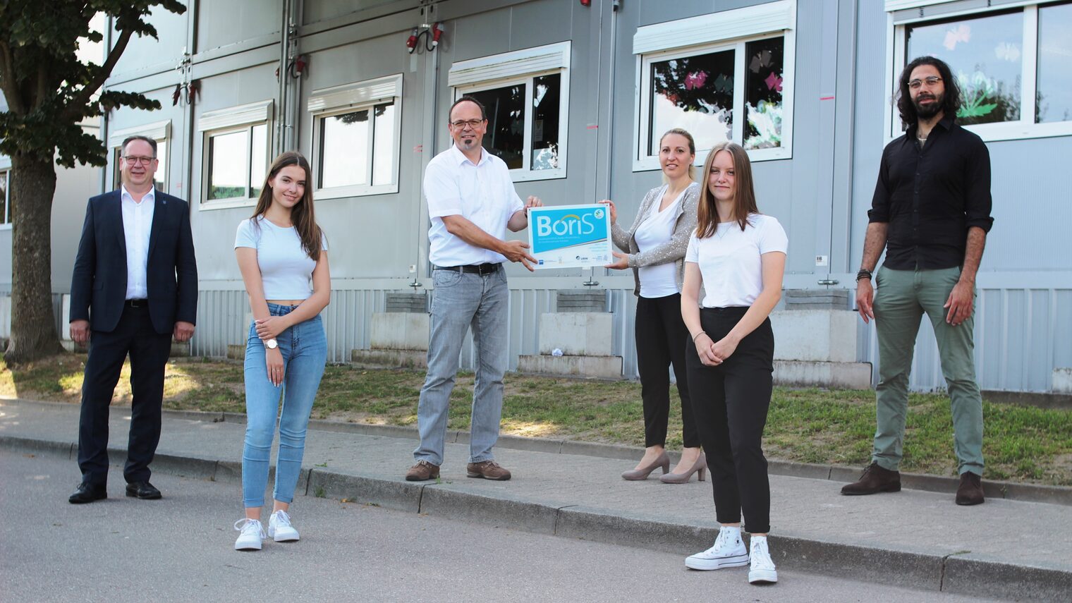 Boris RNK Leimbachtalschule Dielheim: Laura Sauer von der Handwerkskammer Mannheim Rhein-Neckar-Odenwald übergibt das Boris-Berufswahl-Siegel Baden-Württemberg an das Team der Leinbachtal-Schule Dielheim. 