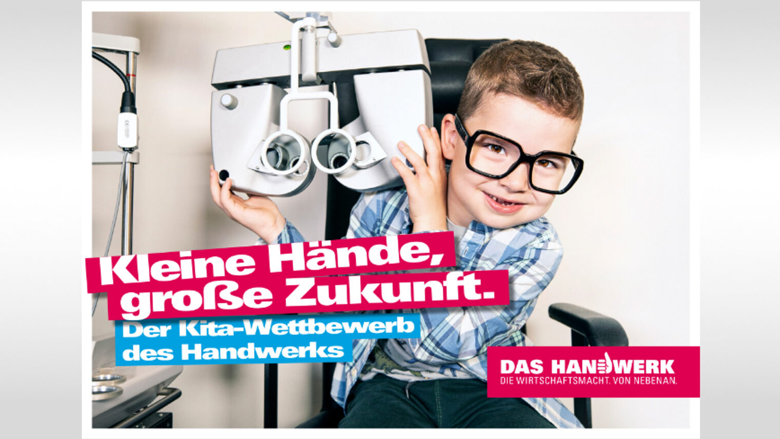 Junge mit Brille Sitz auf enem Untersuchungsstuhl beim Optiker.