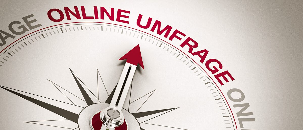 Blitzumfrage Heausforderungen BWHT 2021 Kompassnadel die auf die Begriffe Online Umfrage zeigt
