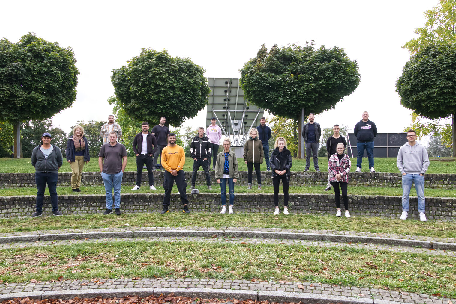 Gruppenbild von Teilnehmern der Meisterkurse vor dem Haupteingang der Bildungsakademie Mannheim