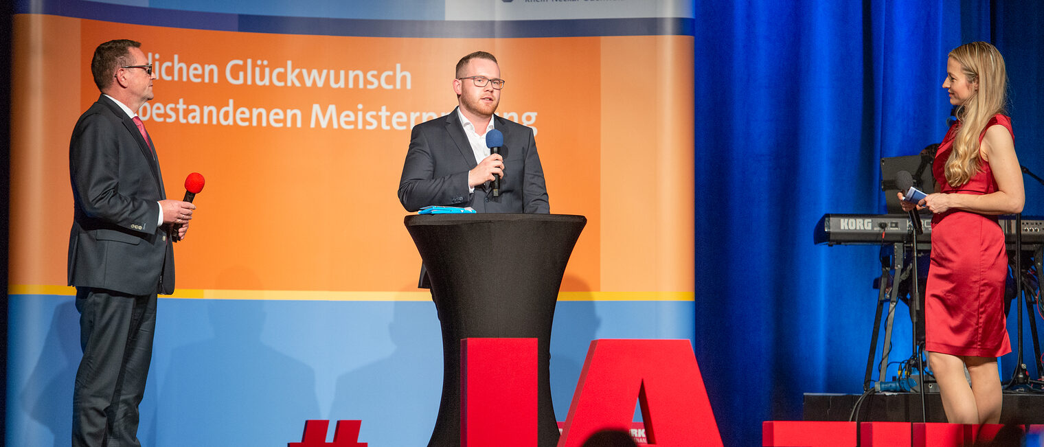 Interviesituation mit Handwerkskammerpräsident Klaus Hofmann, Feinwerkmechanikermeister Niklas Herkert und Moderatorin Janina Klabes