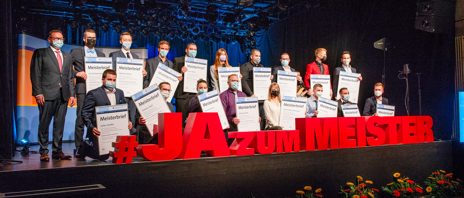 Gruppenbild der Gewerksbesten auf der Meisterfeier 2021 der Handwerkskammer Mannheim Rhein-Neckar-Odenwald