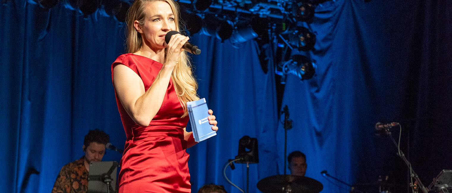 Meisterfeier 2021 der Handwerkskammer Mannheim Rhein-Neckar-Odenwald - Moderatorin Janina Klabes auf der Bühne