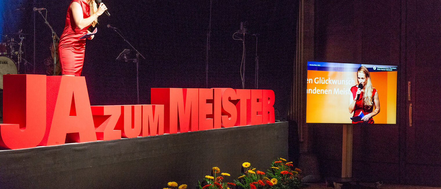 Meisterfeier 2021 der Handwerkskammer Mannheim Rhein-Neckar-Odenwald - Moderatorin Janina Klabes auf der B&uuml;hne und im Live-Stream