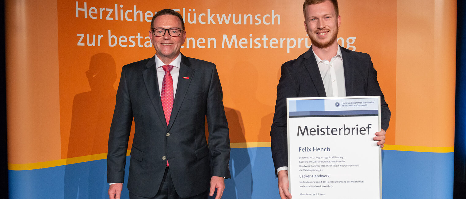 Meisterfeier 2021 - Felix Hench - Jahrgangsbester B&auml;ckermeister &amp; Kammerpr&auml;sident Klaus Hofmann