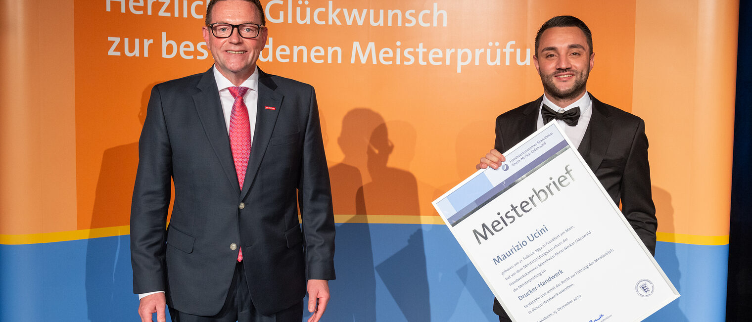 Meisterfeier 2021 - Maurizio Ucini - Jahrgangsbester Druckermeister & Kammerpräsident Klaus Hofmann