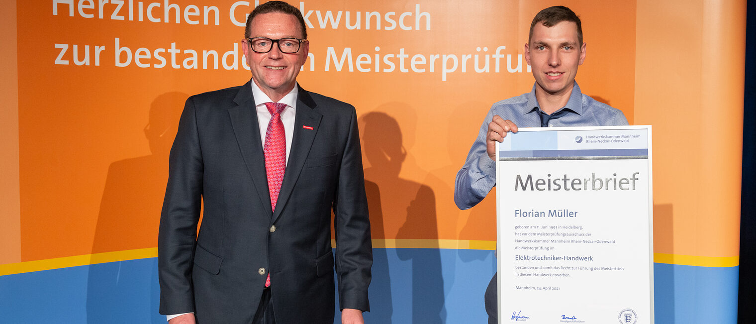 Meisterfeier 2021 - Florian Müller - Jahrgangsbester Elektrotechnikermeister & Kammerpräsident Klaus Hofmann