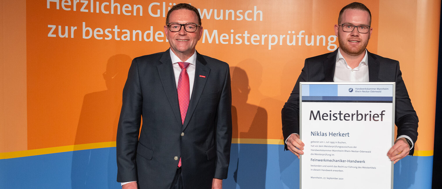 Meisterfeier 2021 - Niklas Herkert - Jahrgangsbester Feinwerkmechanikermeister & Kammerpräsident Klaus Hofmann