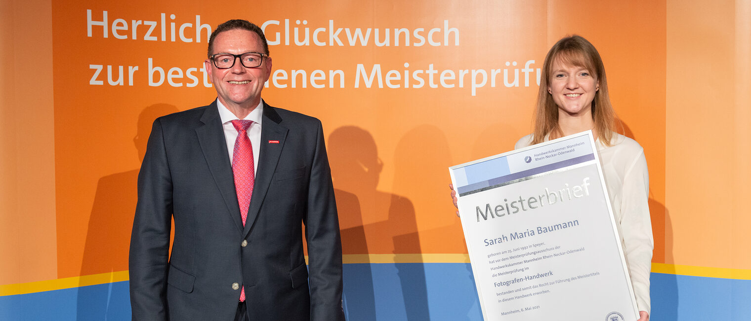 Meisterfeier 2021 - Sarah Maria Baumann - Jahrgangsbeste Fotografenmeisterin & Kammerpräsident Klaus Hofmann