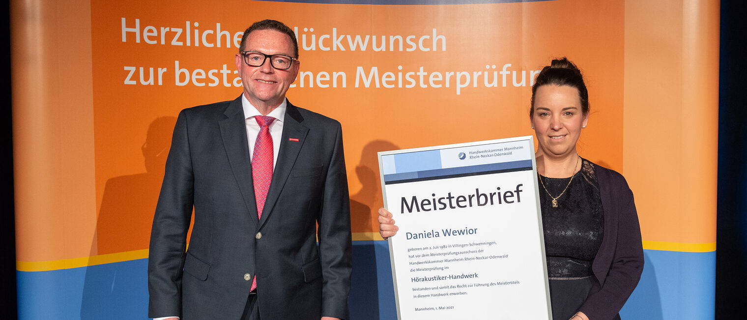 Meisterfeier 2021 - Daniela Wewior - Jahrgangsbeste Hörakustikermeisterin und Kammerpräsident Klaus Hofmann