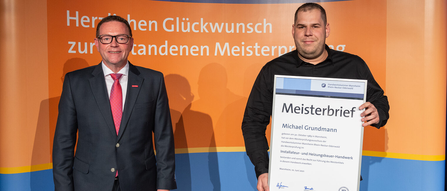 Meisterfeier 2021 - Michael Grundmann - Jahrgangsbester Installateur- und Heizungsbauer und Kammerpr&auml;sident Klaus Hofmann