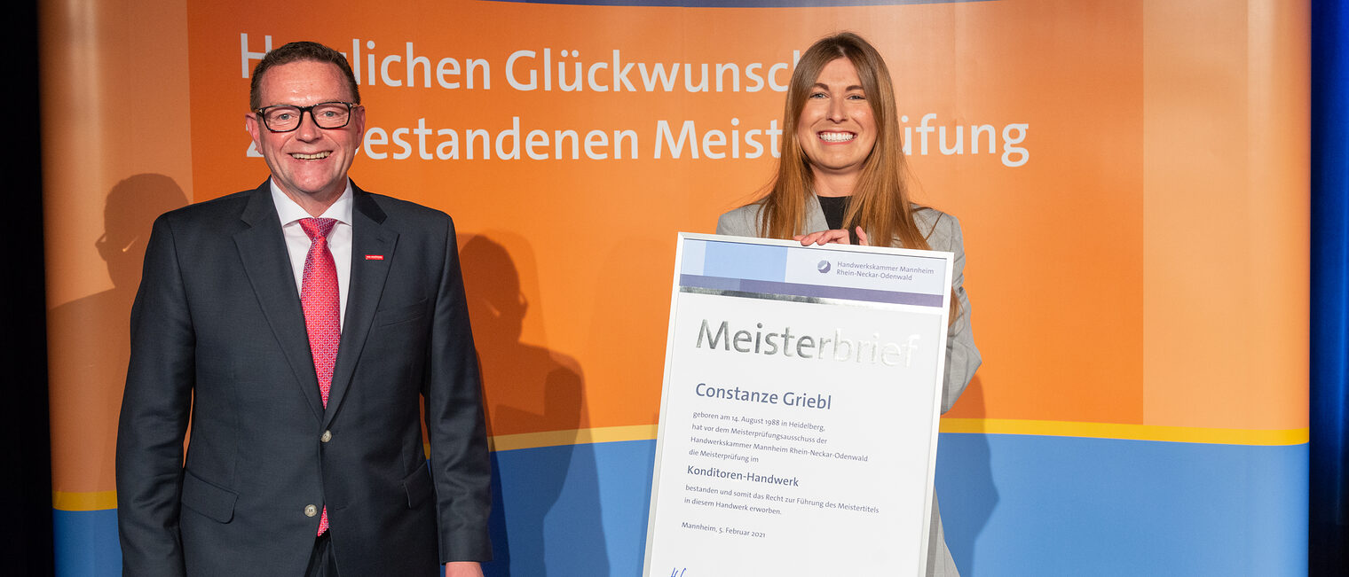Meisterfeier 2021 - Constanze Griebl - Jahrgangsbeste Konditormeisterin und Kammerpräsident Klaus Hofmann