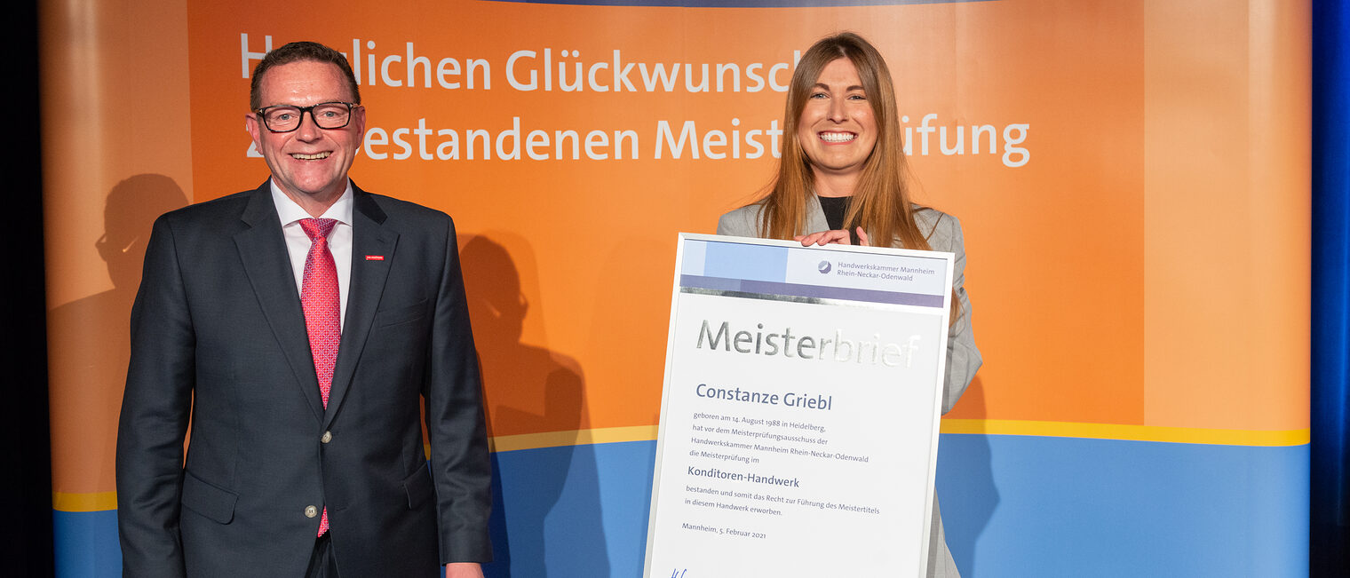 Meisterfeier 2021 - Constanze Griebl - Jahrgangsbeste Konditormeisterin und Kammerpr&auml;sident Klaus Hofmann