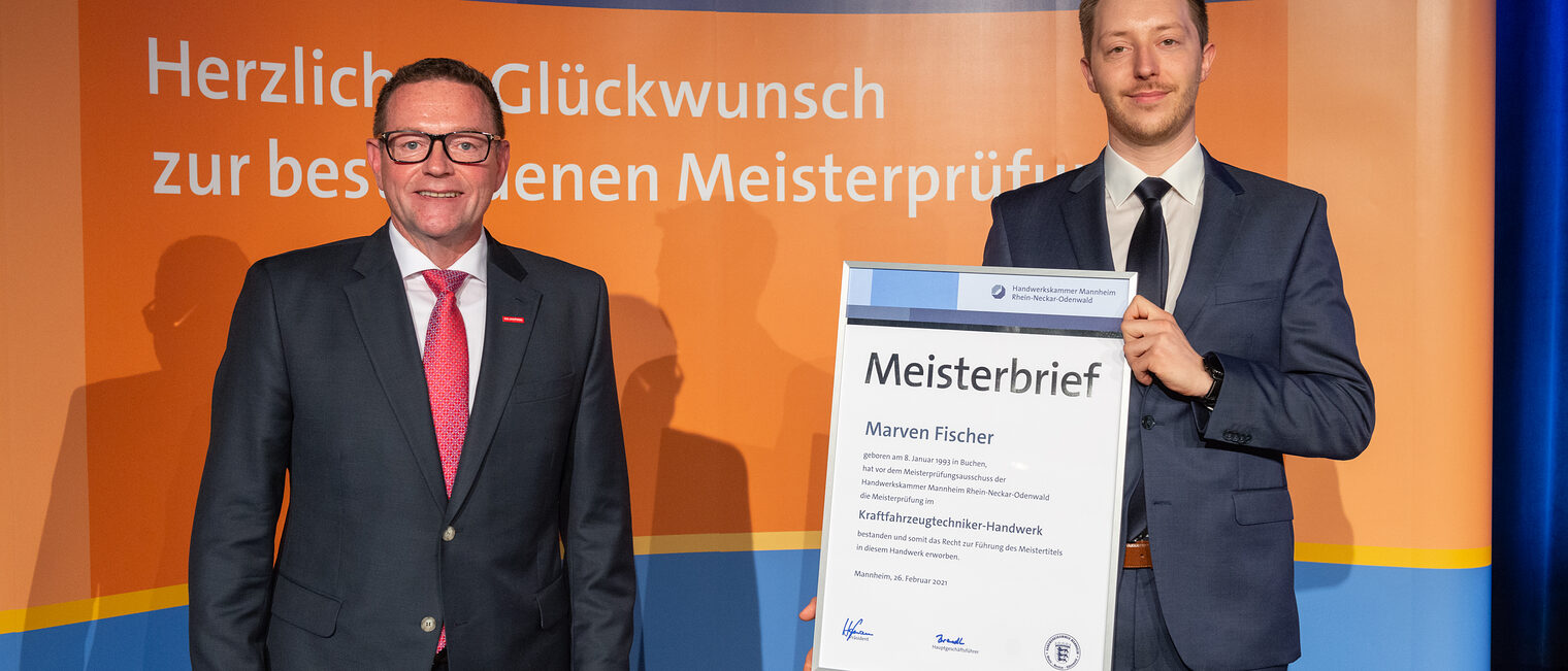Meisterfeier 2021 - Marven Fischer - Jahrgangsbester Kraftfahrzeugtechnikermeister und Kammerpr&auml;sident Klaus Hofmann