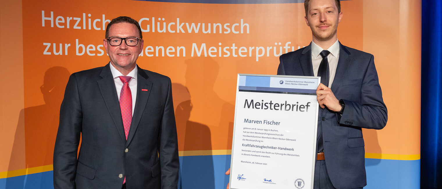Meisterfeier 2021 - Marven Fischer - Jahrgangsbester Kraftfahrzeugtechnikermeister und Kammerpräsident Klaus Hofmann