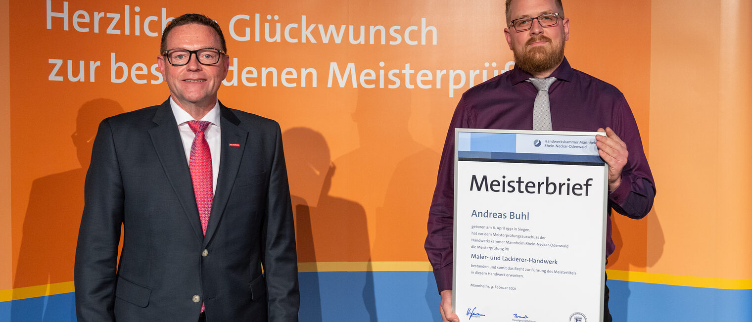 Meisterfeier 2021 - Andreas Buhl - Jahrgangsbester Maler- und Lackierermeister und Kammerpr&auml;sident Klaus Hofmann